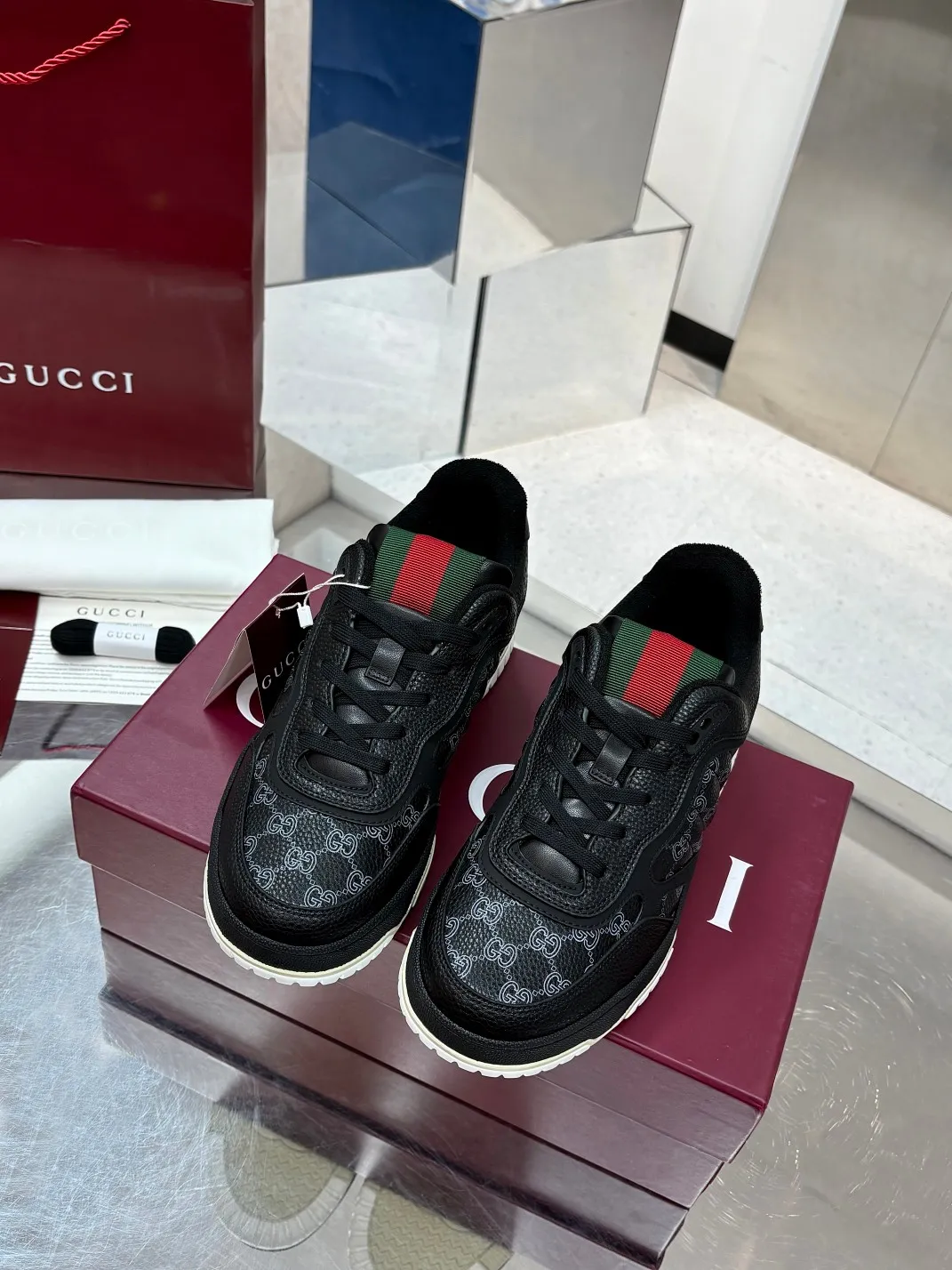 Men's Men's Shoes 💰660 Gucci Gucci's latest hot-selling series of high and low-top distressed couple sneakers are shipped. Original purchase, development and production. This high-low top sneaker adopts a basketball-style silhouette design, cleverly integrated with hollow panels and distressed effects, showing its unique ingenuity. The ingenuity incorporates brand logo details such as interlocking Double G styling accessories and Gucci lettering, a low-key tribute to the brand's design heritage.  ▪️ Fabric: Original customized imported first-layer cowhide ▪️ Lining: Sweat-absorbent and deodorant towel lining ▪️ Sole: Original molded TPU sole ▪️ Sole thickness: 3cm ▪️ Size: Male 39-46 (46 customized)
